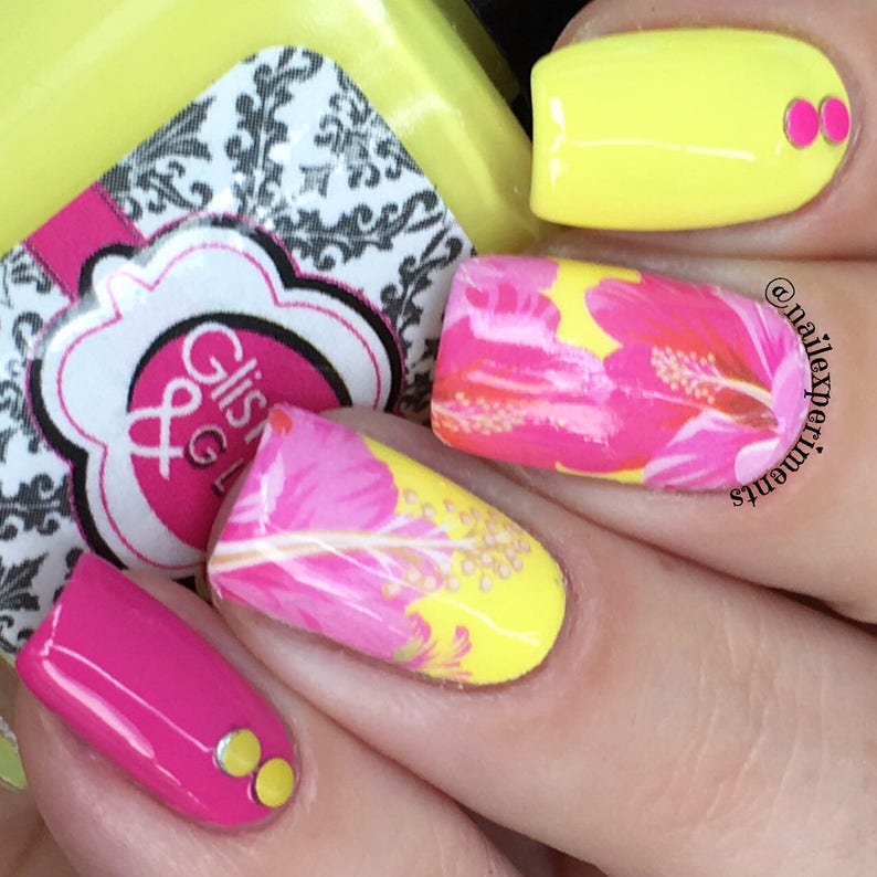 Puede incluir: Primer plano de una mano con esmalte de u&ntilde;as amarillo brillante y rosa. Las u&ntilde;as est&aacute;n decoradas con un dise&ntilde;o floral y peque&ntilde;os puntos amarillos. La marca de esmalte de u&ntilde;as es "Glisten & Glow". El nombre de usuario de Instagram "@nailexperiments" es visible en la imagen.