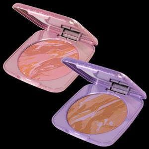 Op de afbeelding: Twee compacte make-uppaletten met swirl-ontwerpen. De bovenste palette is roze en paars met een roze swirl-ontwerp. De onderste palette is paars met een bruin swirl-ontwerp.