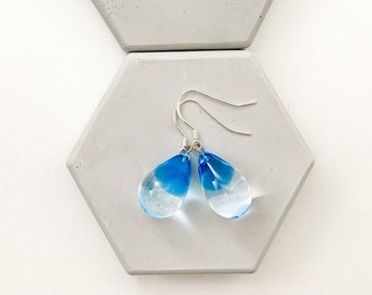 Boucles d'oreilles gouttes bleues en verre montées sur argent 925