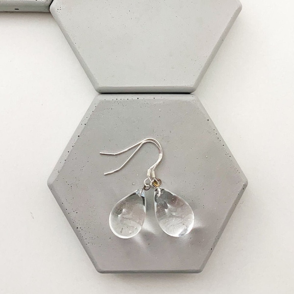 Boucles d'oreilles gouttes en verre transparent montées sur argent 925