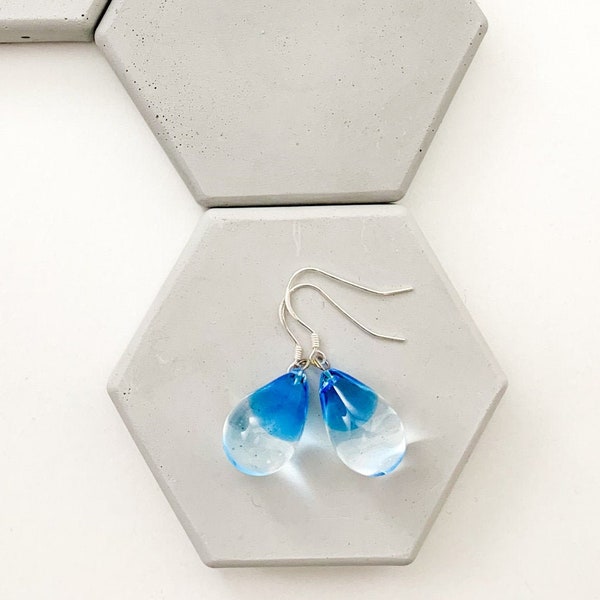 Boucles d'oreilles gouttes bleues en verre montées sur argent 925