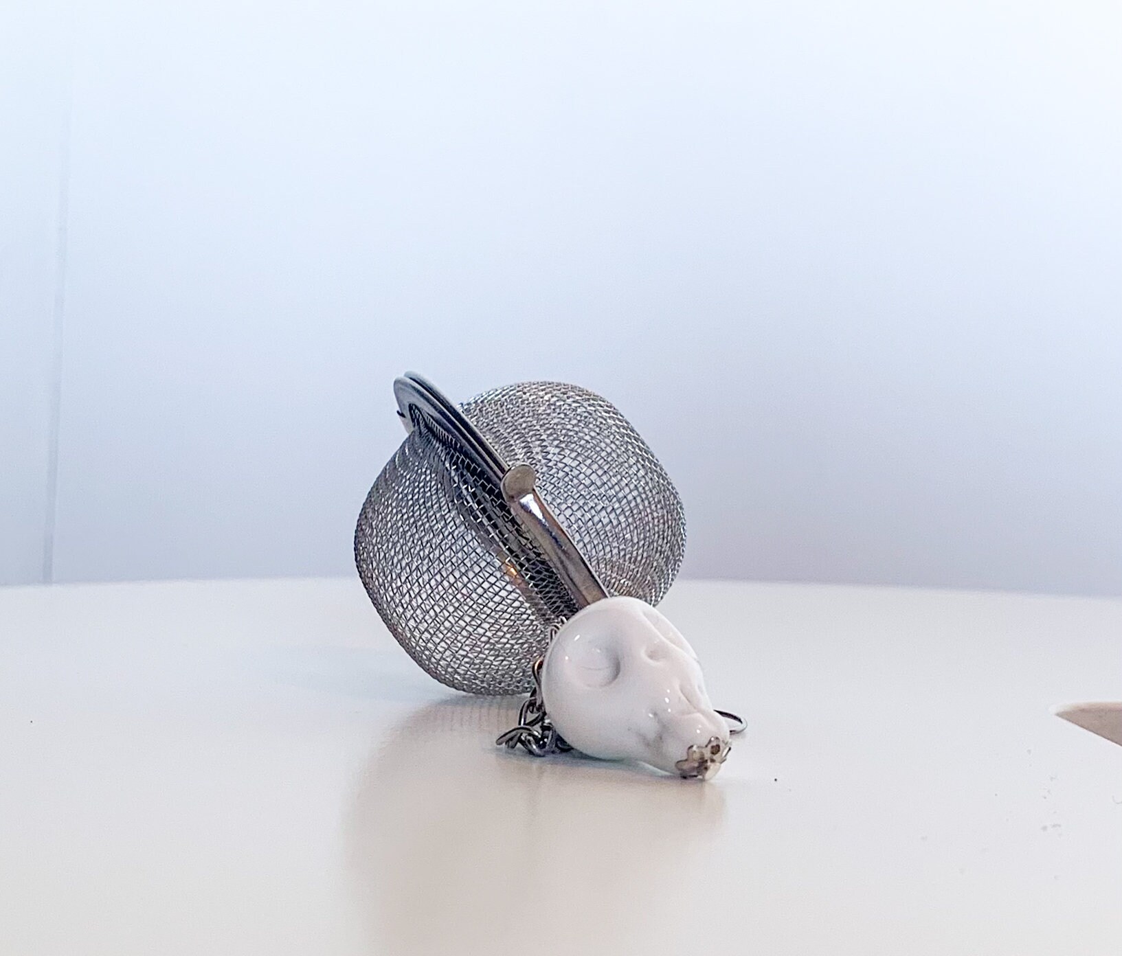 Boule à Thé Ornée d'une Perle de Verre Crâne