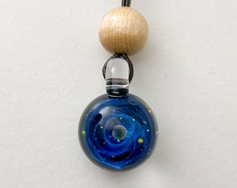 Collier unisexe galaxie en verre bleu