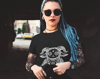 かわいいバフォメットTシャツ ソフトスタイル ゴスTシャツ レディース メンズ 不気味なギフト オカルト オルタナティブ 衣類 ウィッカ 魔女シャツ プレゼント 悪魔的な衣類