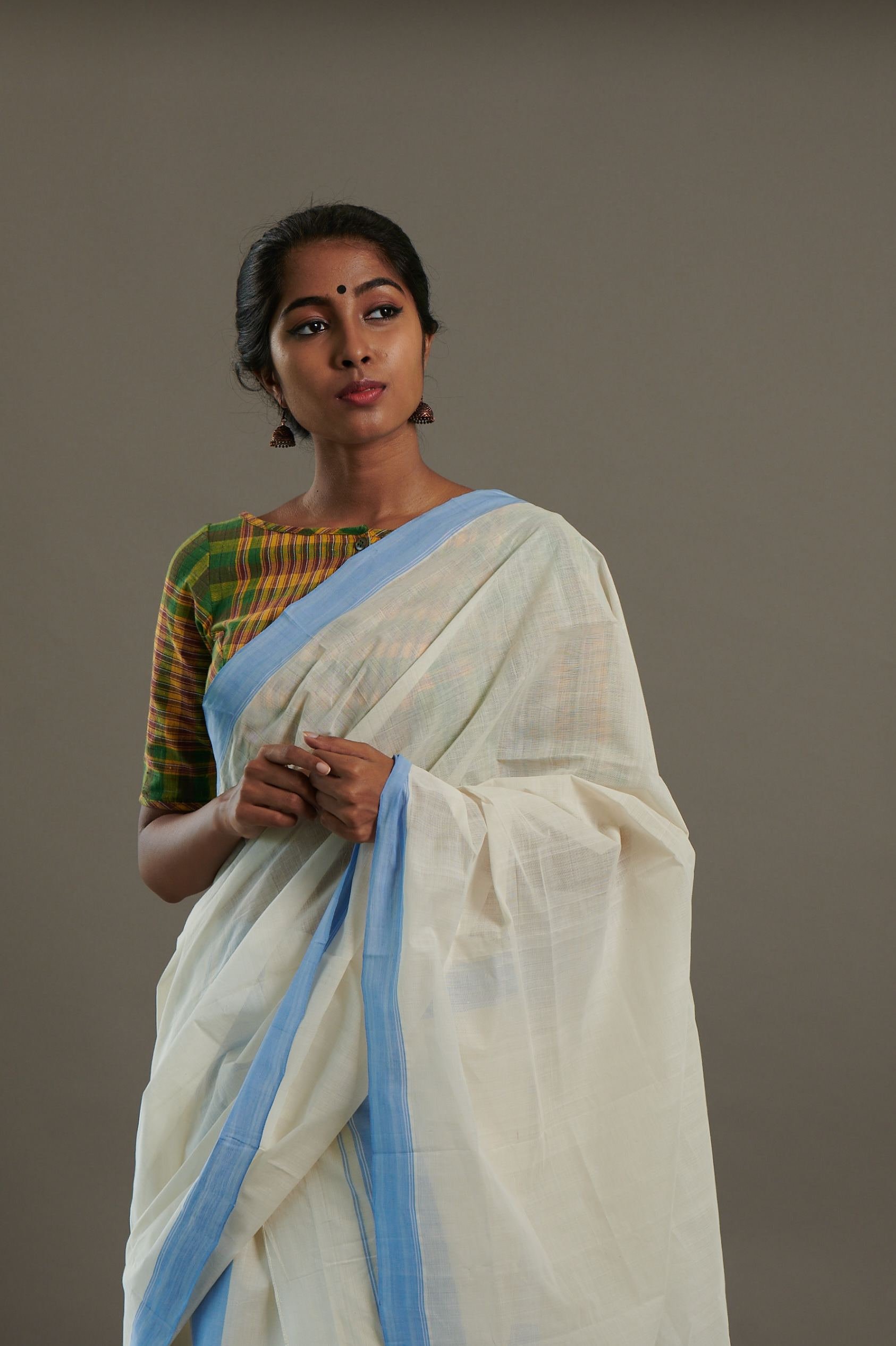Ilam Neela Set Mundu