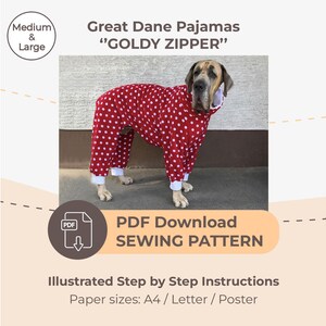 Könnte beinhalten: Eine Deutsche Dogge trägt einen roten Pyjama mit weißen Punkten. Der Pyjama hat weiße Verzierungen und einen Reißverschluss. Das Bild enthält den Text "Great Dane Pajamas", "GOLDY ZIPPER" und "PDF Download SEWING PATTERN".