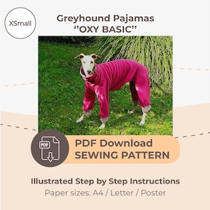 Könnte beinhalten: Ein pinkfarbener Hunde-Pyjama für einen Greyhound, mit Leopardenmuster-Bündchen. Das Bild enthält den Text "Greyhound Pajamas 'OXY BASIC'" und "PDF Download SEWING PATTERN". Der Pyjama wird von einem Greyhound in einer grasbewachsenen Umgebung getragen.