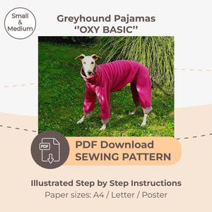 Könnte beinhalten: Ein pinkfarbener Greyhound-Pyjama mit Leopardenmuster an Bündchen und Kragen, getragen von einem Hund, der in einer grasbewachsenen Gegend steht. Das Bild enthält den Text "Greyhound Pajamas 'OXY BASIC'" und "PDF Download SEWING PATTERN".