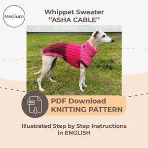 Op de afbeelding: Een PDF-breipatroon voor een roze en bruine Whippet-trui, genaamd "ASHA CABLE", met een foto van een Whippet die de trui draagt.