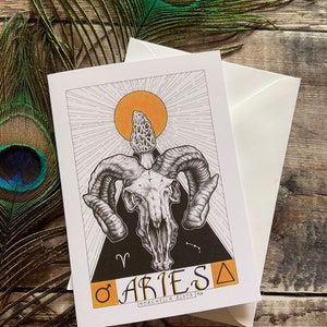Tarjeta de felicitación Aries / tarjeta del zodíaco del cráneo de carneros / arte brujo de hongos / ilustración biológica del cráneo / tarjeta de oráculo oculto