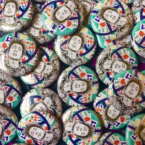 Puede incluir: Una colección de botones redondos y coloridos con una ilustración en blanco y negro de una persona con el texto "Love, Freedom, LSD" y "No Go On" repetido en cada botón.