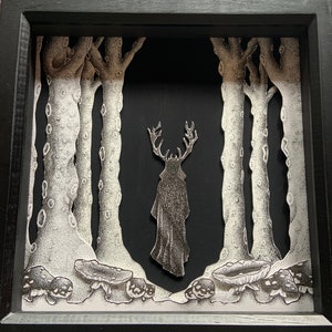 Arte del taglio della carta incorniciata con Dio cornuto, arte della parete della foresta oscura, arte della cornice della scatola, arte del bosco, arte della parete dei funghi, regalo per gli amanti dei funghi, penna e inchiostro pagani