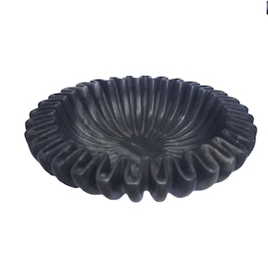 Dekorative Vintage schwarze Rüschenschüssel, Blumenschwimmer-Marmorschüssel Marmor Urli, handgeschnitzte Rippleschüssel, geriffelte Schüssel, dekorative Wohnkultur