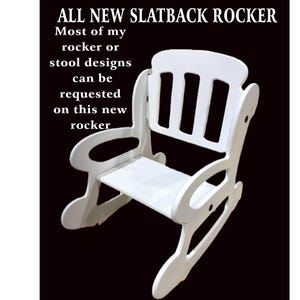 K&ouml;nnte beinhalten: Ein wei&szlig;er Schaukelstuhl aus Holz mit einer R&uuml;ckenlehne aus Latten und geschwungenen Armlehnen. Der Text auf dem Bild lautet: ALL NEW SLATBACK ROCKER. Most of my rocker or stool designs can be requested on this new rocker. Der Stuhl hat eine flache Sitzfl&auml;che.