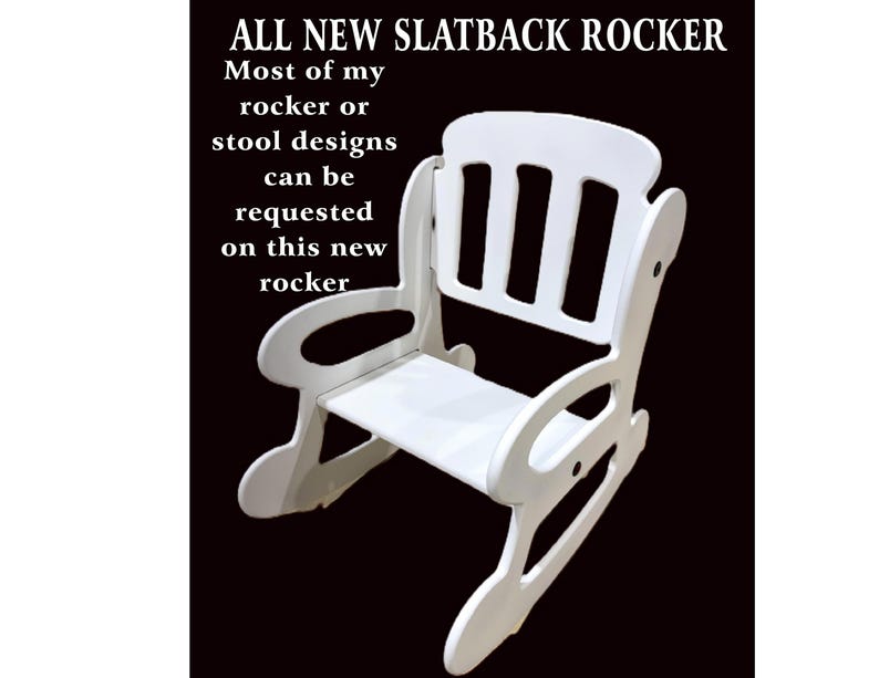 K&ouml;nnte beinhalten: Ein wei&szlig;er Schaukelstuhl aus Holz mit einer R&uuml;ckenlehne aus Latten und geschwungenen Armlehnen. Der Text auf dem Bild lautet: ALL NEW SLATBACK ROCKER. Most of my rocker or stool designs can be requested on this new rocker. Der Stuhl hat eine flache Sitzfl&auml;che.