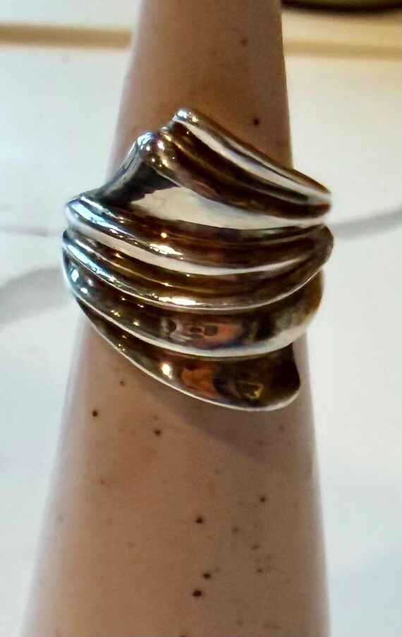 Vintage Liquid Silver Ribbed Statement Ring | Ste… - image 6