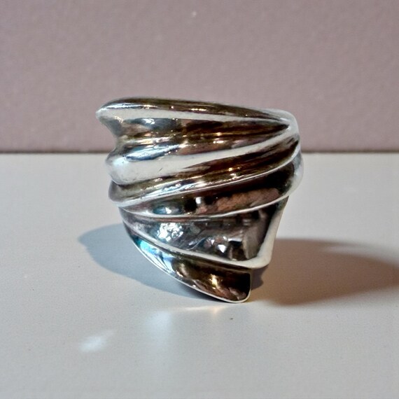 Vintage Liquid Silver Ribbed Statement Ring | Ste… - image 2