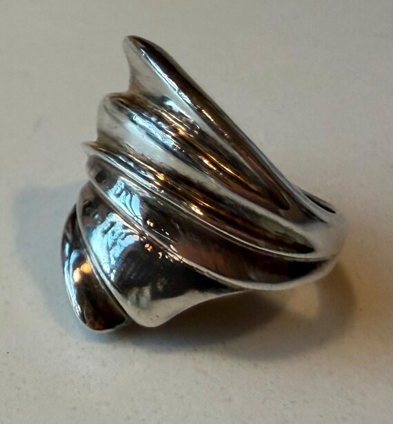 Vintage Liquid Silver Ribbed Statement Ring | Ste… - image 9