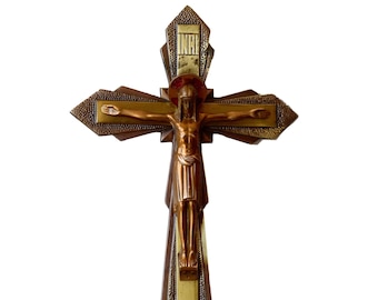Peut inclure: Un crucifix en bois doré et brun avec une figure de Jésus en bronze. Le crucifix a un design décoratif avec une inscription INRI dorée en haut.