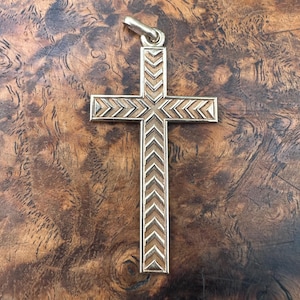 Französischer Art Deco Vergoldeter Kreuz Kruzifix Anhänger von Oria Geschenk Für sie / Ihn