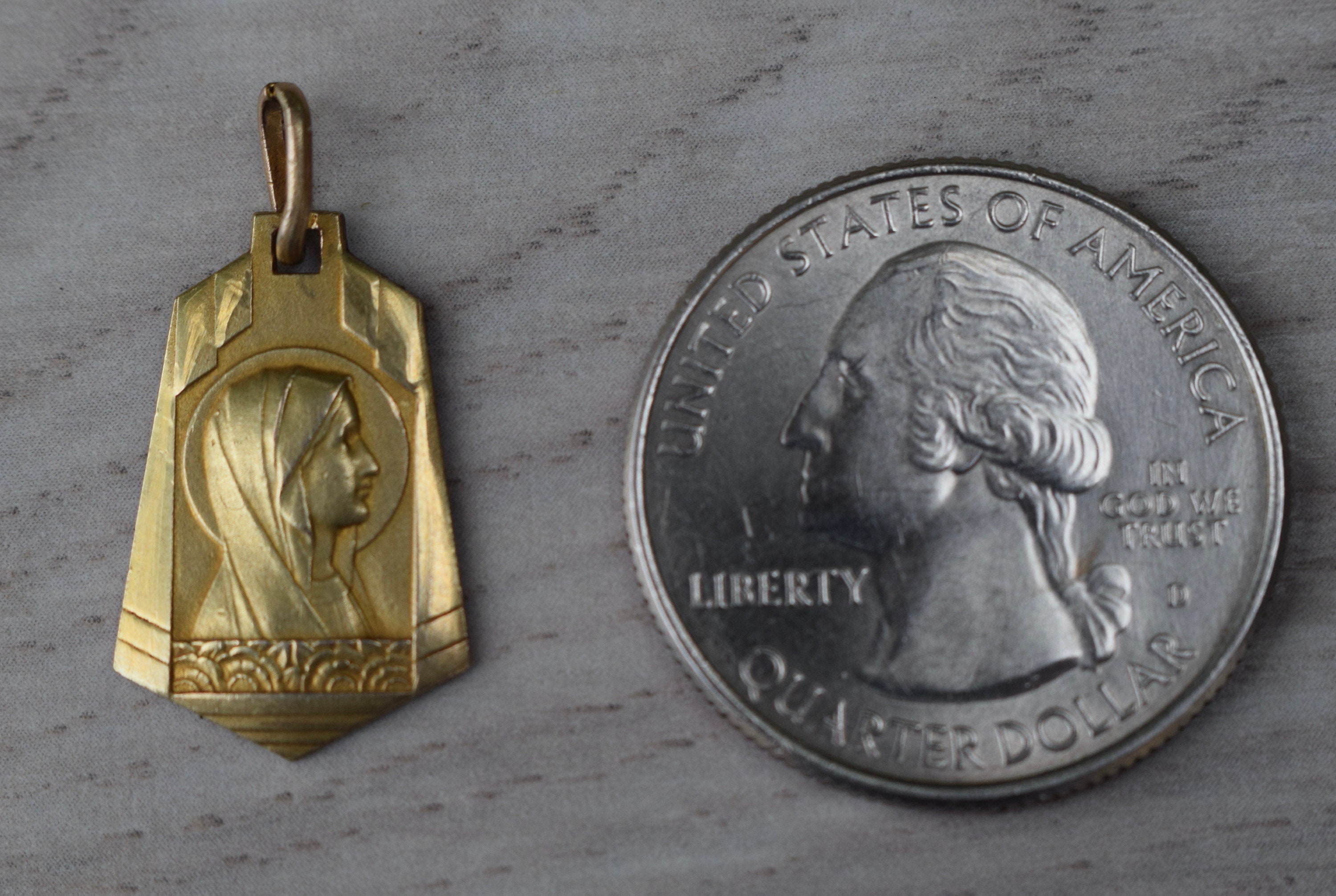 Médaille de la vierge d’époque art déco en or 18kt poinçon t