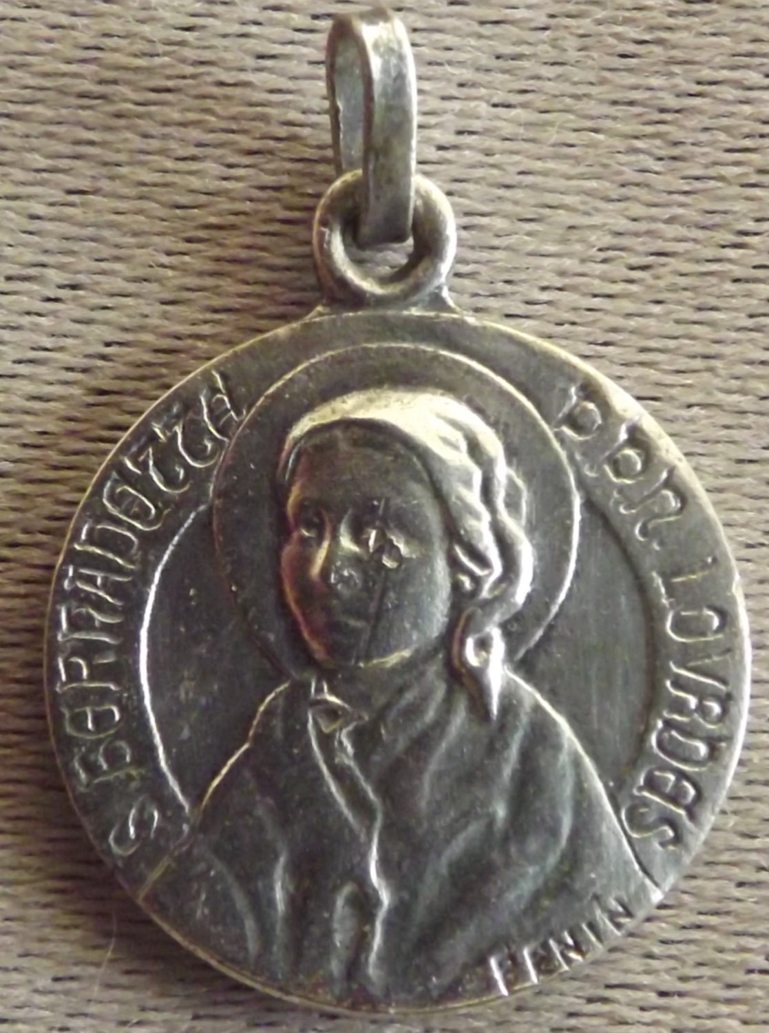 Sainte Bernadette - Pendentif Médaille Religieuse Lourdes Penin Collier de Religieux Français