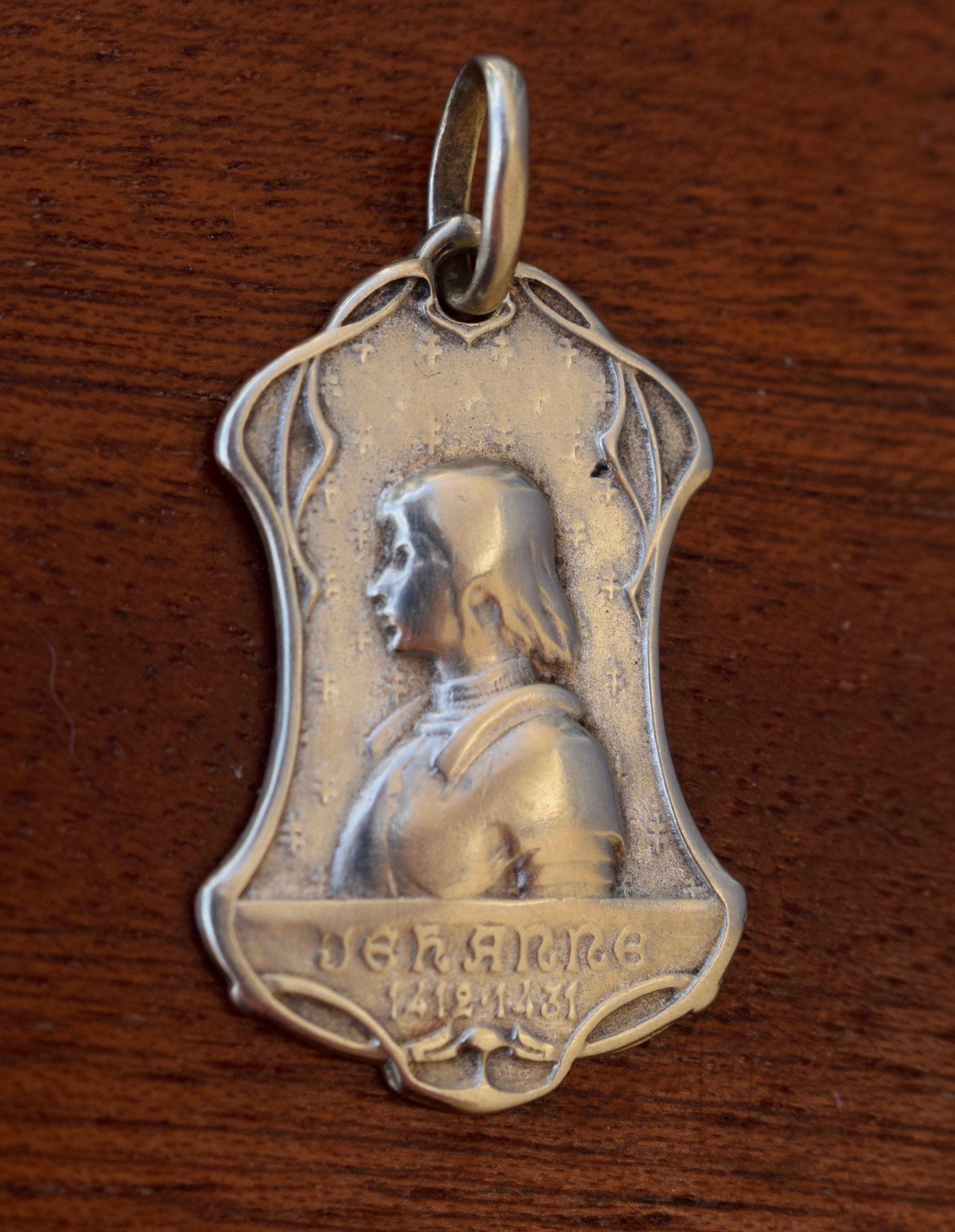Médaille Antique Jeanne D'Arc Style Art Nouveau - Plaquée Or Jaune - Occasion Avec Marques D'usage