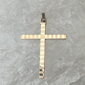 Vintage Kreuz Anhänger Vergoldet – Eleganter Französischer Religiöser Schmuck – Strukturiertes Design – Geschenk für Sie / Ihn