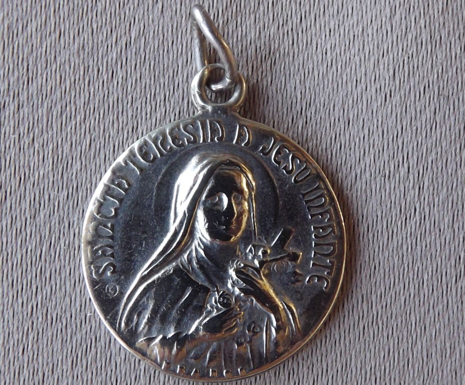 Sainte Thérèse de Lisieux - Français Antique Religious Medal Pendant Charm Gift Communion Roses