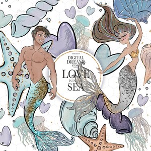 Puede incluir: Una ilustración digital de una pareja de sirena y tritón con un diseño de purpurina azul, plateado y dorado. La pareja está rodeada de conchas marinas, estrellas de mar y medusas. El texto "Love is in the Sea" está escrito en un círculo con un diseño de purpurina dorada.