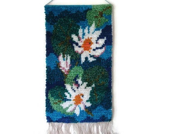 Beau tapis tissé Rya, tenture murale suédoise, design scandinave, motif floral en laine, décoration murale en laine des années 1970, art fibre vintage du milieu du siècle