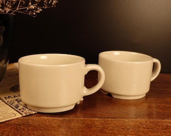 Paire de tasses à café ARABIA Finland KESTI . Petite tasse en céramique, design scandinave, style minimaliste. Contient 100 ml. Lot de deux tasses.