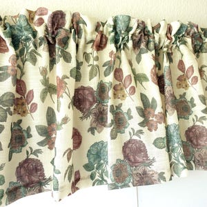 Vintage svensk pelmet, blommig lång kappa, blommönster, rosmönster, köksgardin, lantlig stil, storlek 2,5 m x 46 cm / 98'' x 18,5"