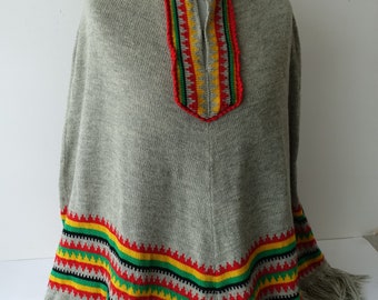 Vintage Sami Finlandia Laplander Wool Poncho Mantello Boho Poncho lavorato a maglia verde con frange Pullover in stile Boho Hippie, Taglia unica