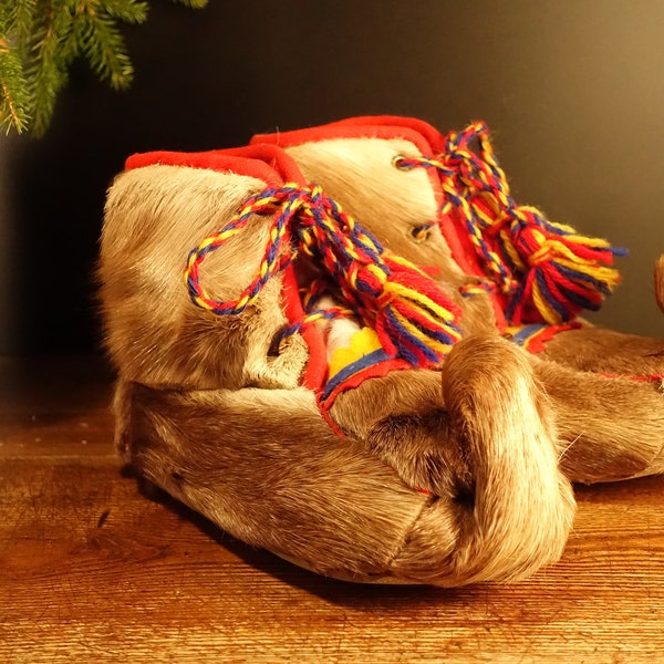 RARE vintage Saami Laponie Chaussures Renne Fourrure Bottes Sami Bottes Sami Chaussures Pantoufles Mukluks Fabriqué à la main Art populaire finlandais Objet décoratif