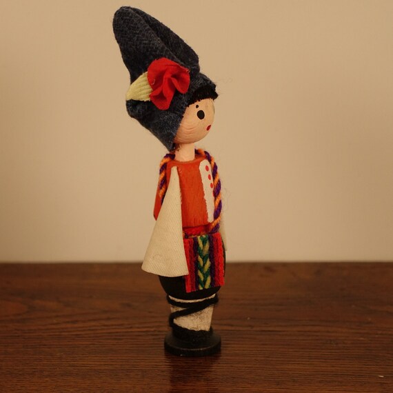 ヴィンテージ ブルガリア人形。伝統的なブルガリアの民芸品