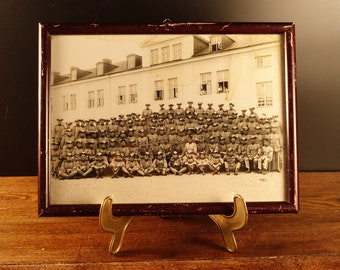 1927 Antikes gerahmtes Foto einer großen Gruppe von Soldaten Militär in Uniformen Historische Schwarzweißfotografie
