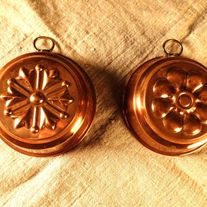 Hermoso molde de cobre vintage con asa de aro, diseño floral escandinavo sueco de cobre, para colgar en la pared, decoración rústica de cocina de granja.