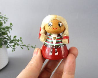 ヴィンテージ 木製人形 糸 素朴な装飾 コレクション 手作り 木製人形