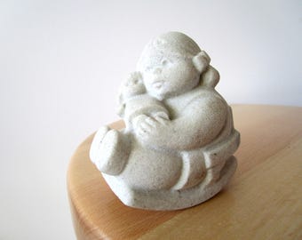 MARBELL STONE ART beeldje van een zittende kinderen collectible Belgisch zandsteen beeldje witte sculptuur woondecoratie gemaakt in België