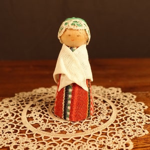 Cute Vintage Wooden Folk Costume Doll 8.5 cm Hand Made Red Green White Hand Crafted Small Wood Doll For Collection Scandinavian Folk Art