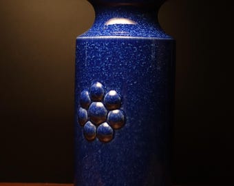 GUSTAVSBERG Zweden blauwe vaas Britt Louise SUNDELL Design kristalglazuur Zweeds steengoed vaaskunst aardewerk midcentury modern MCM huwelijkscadeau