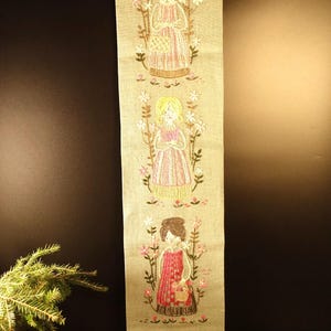 Süßes Vintage Mädchen Frau Stickerei Wandbehang Mitte des Jahrhunderts Moderne Wand Dekor Handarbeit Schwarz Metall Hardware Handgemachte Wohnkultur Geschenkidee