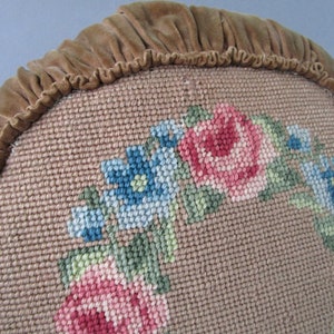 Wonderful Antique Old Swedish Hand Embroidered Throw Pillow Old Dusty Pink Green Beige Decorative Scandinavian Round Cushion Floral Pattern zdjęcie 2