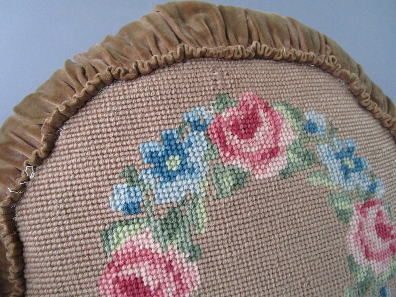 Meraviglioso antico vecchio svedese ricamato a mano cuscino vecchio polveroso rosa verde beige decorativo scandinavo rotondo cuscino motivo floreale immagine 2