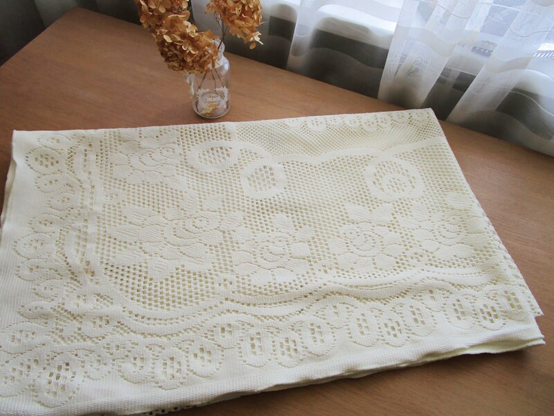 ①ヴィンテージ　クリーム色 レース テーブルクロス Amazon｜レーステーブルクロステーブルクロステーブル60cm