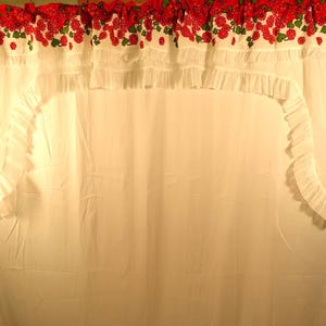 1950er Jahre Vintage Schabracke, Florale Volant, Größe 93 &#39;&#39; x 35 &#39;&#39; rot rosa weiß grüne Vorhänge, Bauernhaus-Stil skandinavisch MCM Volant