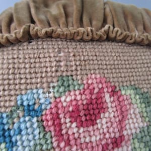 Meraviglioso antico vecchio svedese ricamato a mano cuscino vecchio polveroso rosa verde beige decorativo scandinavo rotondo cuscino motivo floreale immagine 9