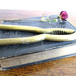 Casse-noisettes vintage en laiton, vieux casse-noisettes, casse-noisettes de collection, cadeau pour lui, vacances de Noël, casse-noisettes de Noël