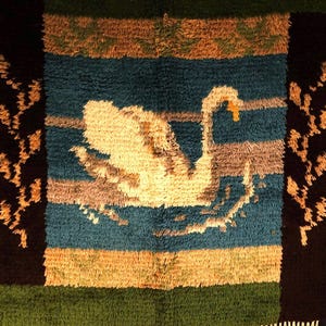 Jaren 60 vintage Scandinavisch handgeweven wandtapijt vogel zwaan patroon wol muur opknoping halverwege de eeuw modern Scandinavisch interieur vezelkunst afbeelding 2
